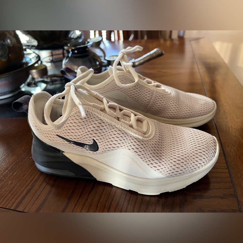 Nike Air Max Motion 2 Womens Size 6 Running Shoes Sneakers A00352-200 Training